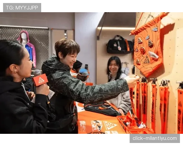 杨力维穿训练服逛奢侈品店,手里那张会员卡亮瞎我 杨力维穿训练服逛奢侈品店,手里那张会员卡亮瞎我